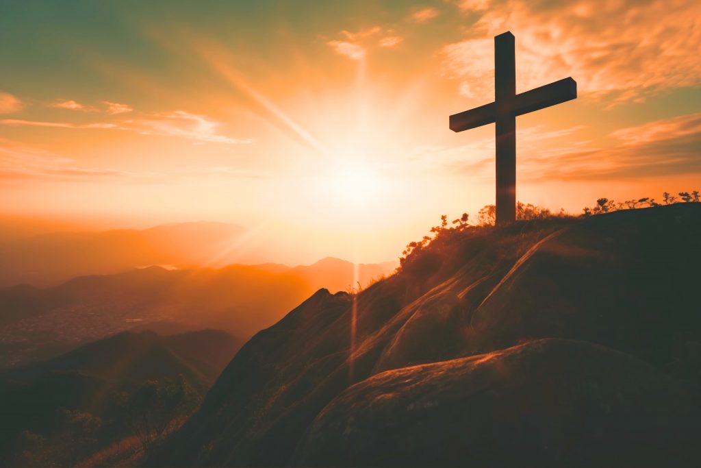 Gipfelkreuz im Licht am Berg